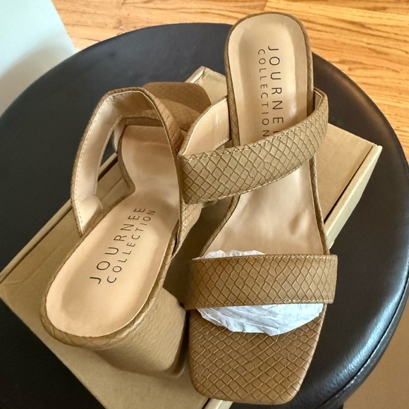 Brand new in box Journee Collection Women's Tan Heeled platform brown Sandals 7 - Picture 3 of 6